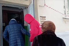 Zhilcy doma v rossijskom gorode lishilis sna iz za dyry v trube 0210975.jpg