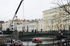 Ochevidcy dostali iz utonuvshego v mojke avtobusa troih chelovek 4a2a3a5.jpg