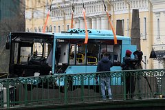 Posle padenija avtobusa v reku v peterburge zaderzhan organizator perevozok v chem ego podozrevajut 3f55f9d.jpg