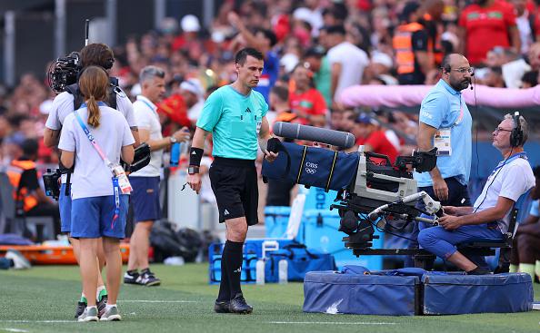 Sudja iz uzbekistana poluchil travmu v polufinale olimpiady po futbolu futbol rbk sport 455c7e1.jpg