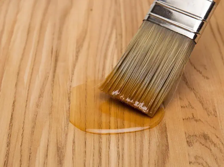 Изображение с нанесением защитного покрытия на деревянную поверхность